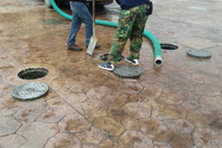 附近有疏通下水道的,武汉新洲徐古高压清洗排水管道-厕所疏通教学